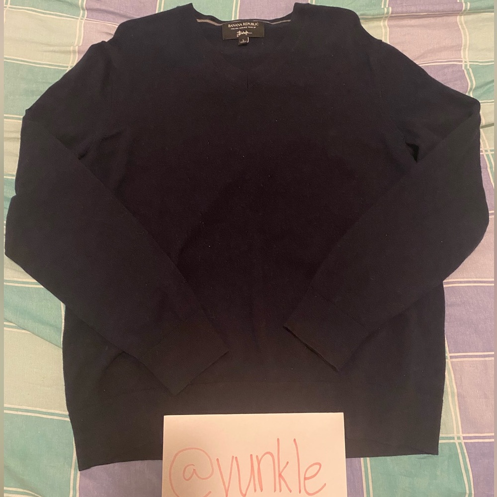 banana republic vneck sweater
size is a women's large
material is merino wool